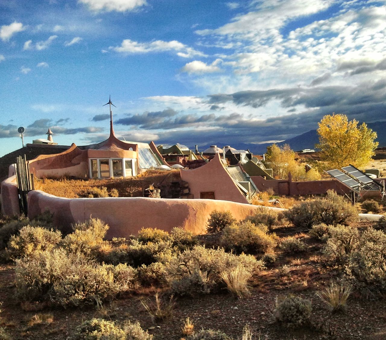 Village EarthShip, Maisons et villages verts