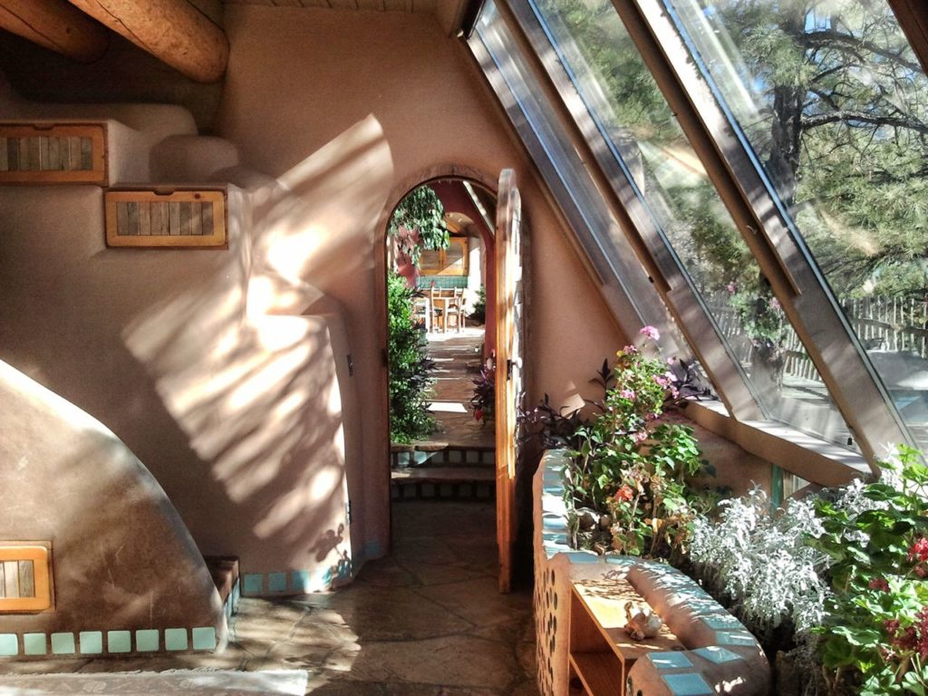 Intérieur de Earth Ship, maisons et villages verts