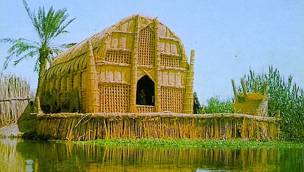 Maison flottante en roseau